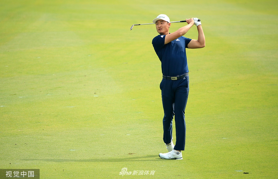 决赛轮观众如潮,挤满了第十八洞果岭周边的山坡,共同见证冠军诞生的历史性时刻。