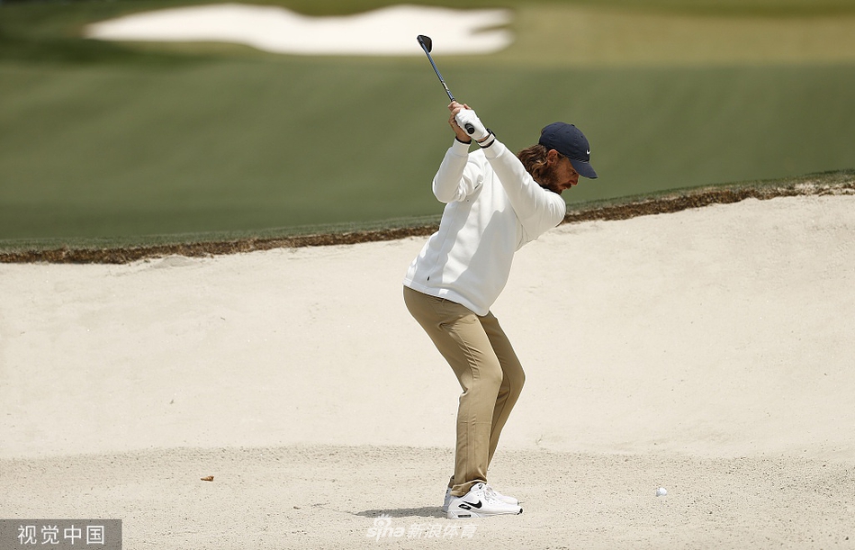 麦克罗伊在沙坑中精准救球，沙粒飞扬瞬间