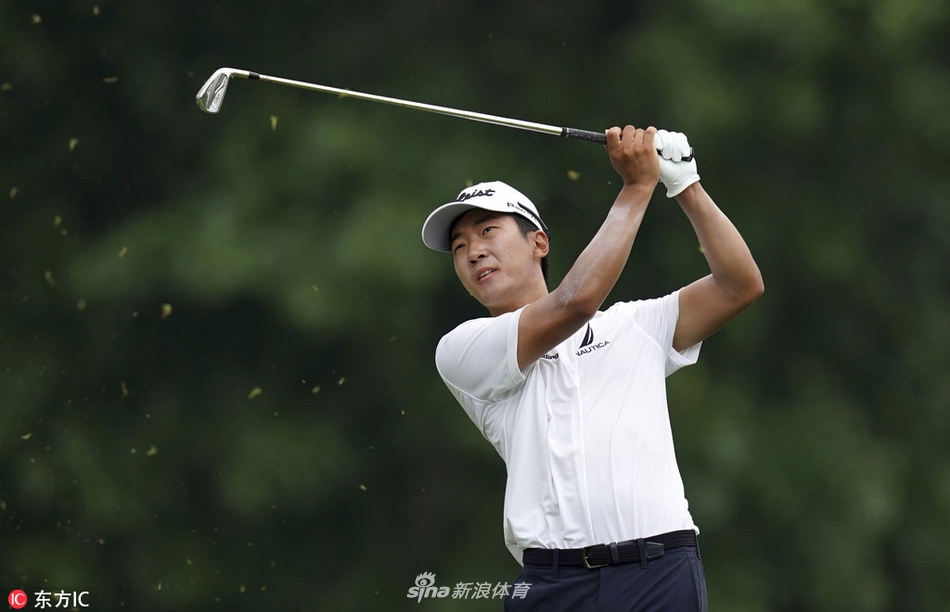 寿星迈克尔金在强鹿精英赛第三轮比赛中，神情专注地观察果岭上的推杆线路，巨大的领先优势让他充满自信。