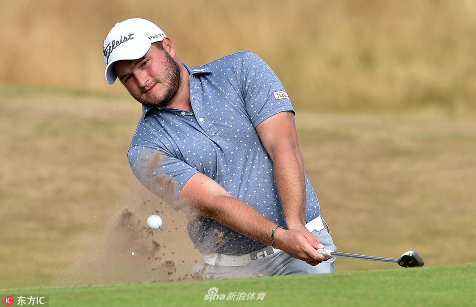 南非球员赞德·隆巴德在第18洞果岭振臂欢呼，他于此洞射下老鹰，创造了赛事历史。