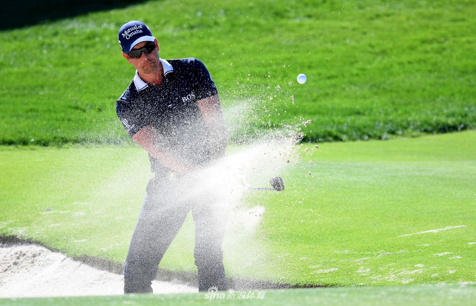 众球星漫步于金色沙漠与翠绿球道交界，构成一幅绝美的运动画卷