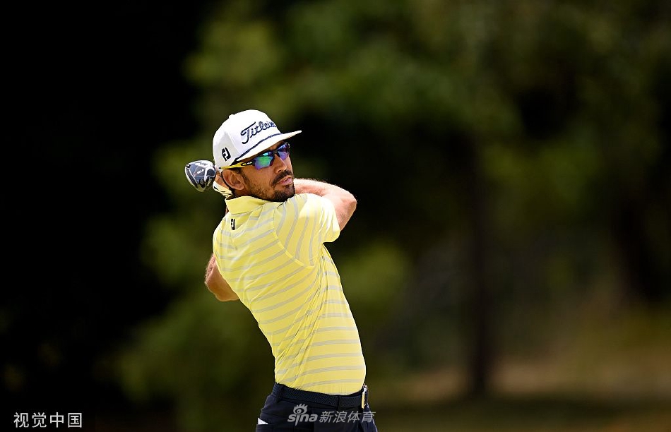 卡皮罗在观众的欢呼声中振臂庆祝，阳光洒在他的身上，象征着突破阴霾后的辉煌。