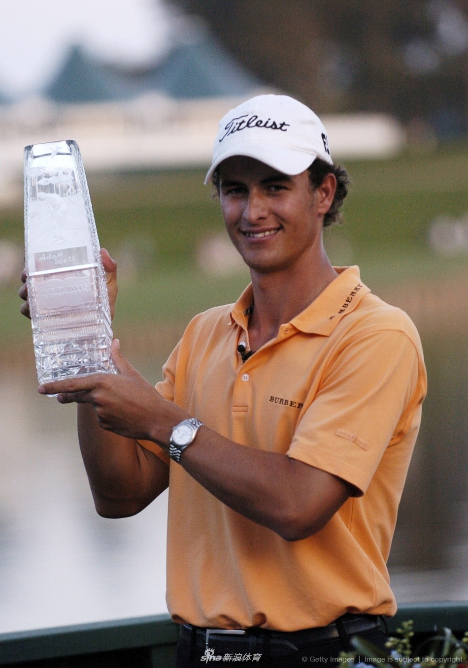 绿茵场上,球手优雅收杆,身姿与远方的果岭旗杆构成一幅充满力量与美感的画面