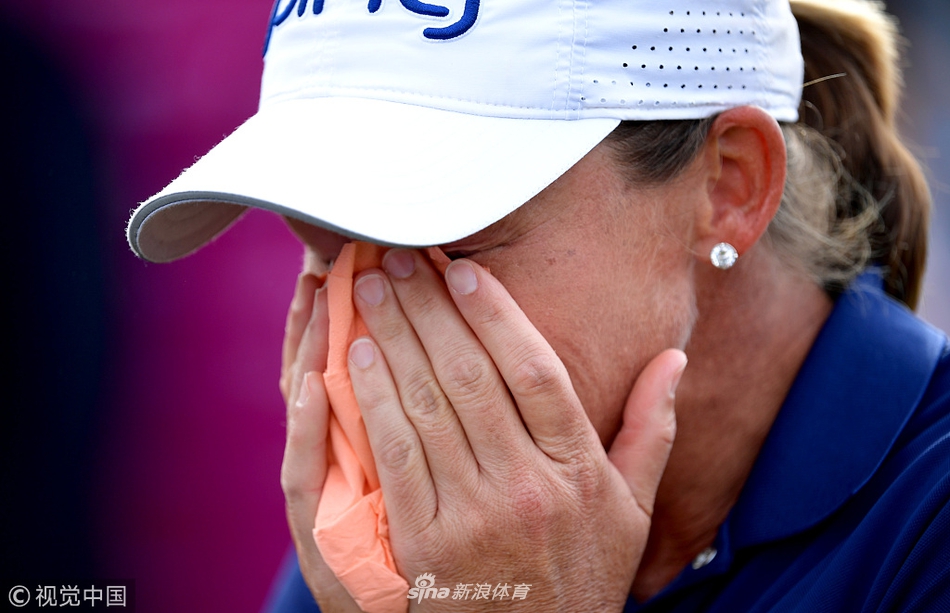 斯坦福德高举奖杯向观众致意,依云度假村的美丽湖光山色成为她胜利时刻的辉煌背景