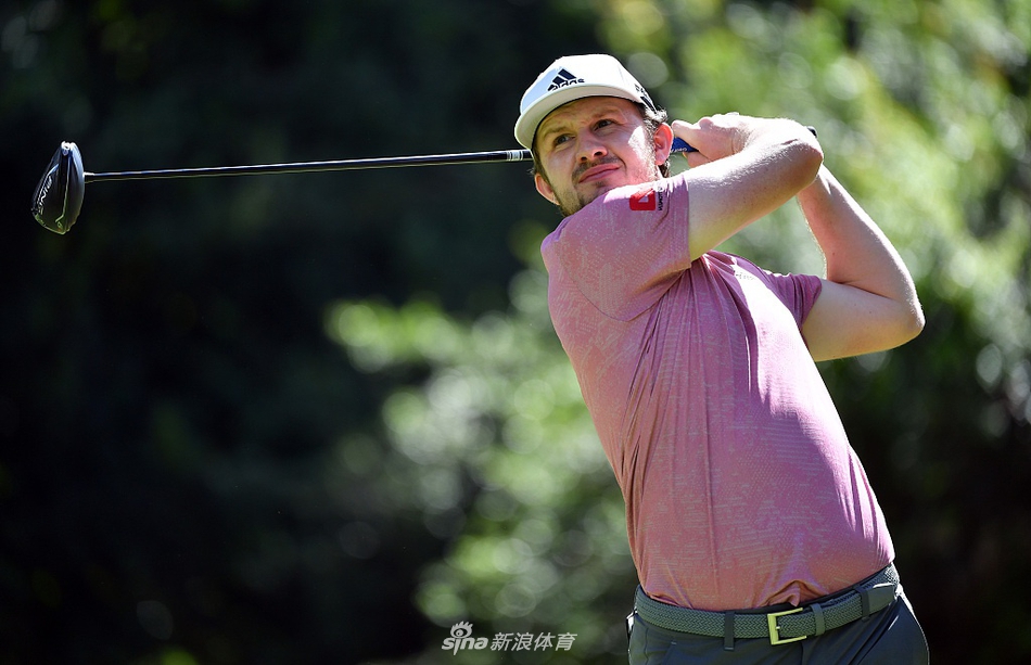 颁奖仪式现场，哈丁被簇拥在中心，喷洒香槟庆祝胜利，场面欢乐而热烈。