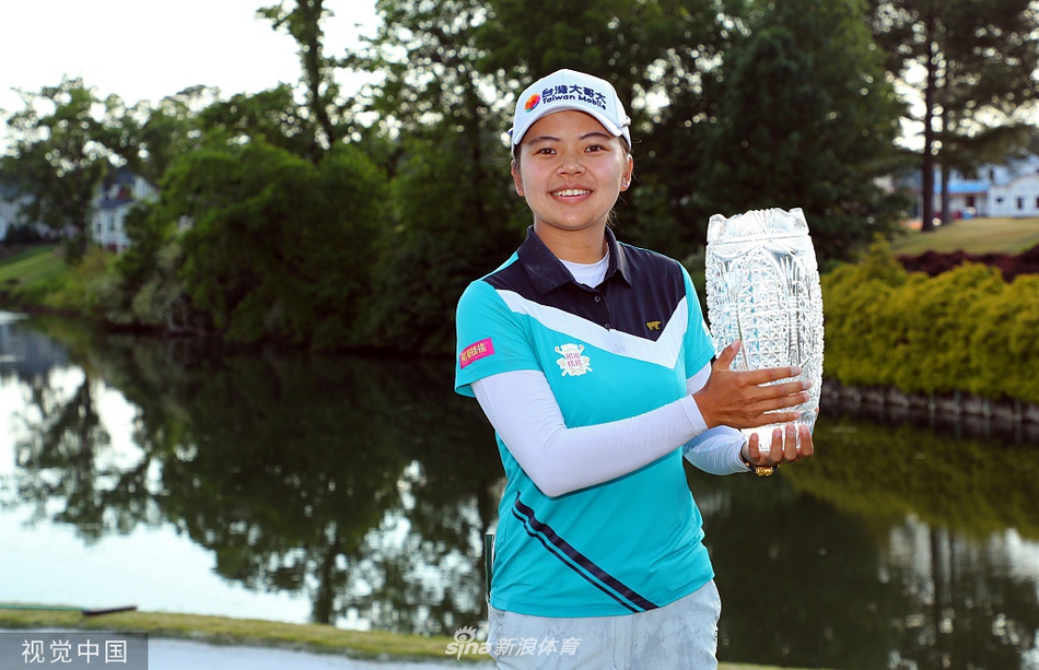 徐薇凌在决赛轮中专注凝神,正准备进行关键一击,背景是绿意盎然的球场和屏息以待的观众。