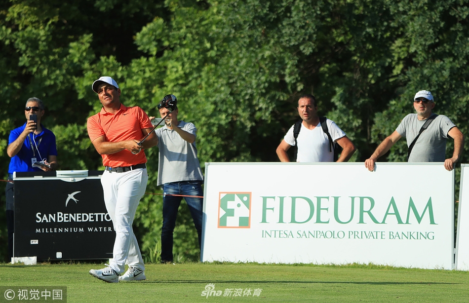 意大利本土名将弗朗西斯科·莫里纳利在球迷簇拥下走过球道,享受主场英雄般的礼遇