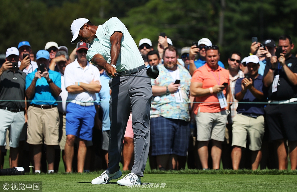 罗里·麦克罗伊在球道上全力挥杆，身体扭转展现出完美的力量与协调性，球杆在空气中划出一道弧线。