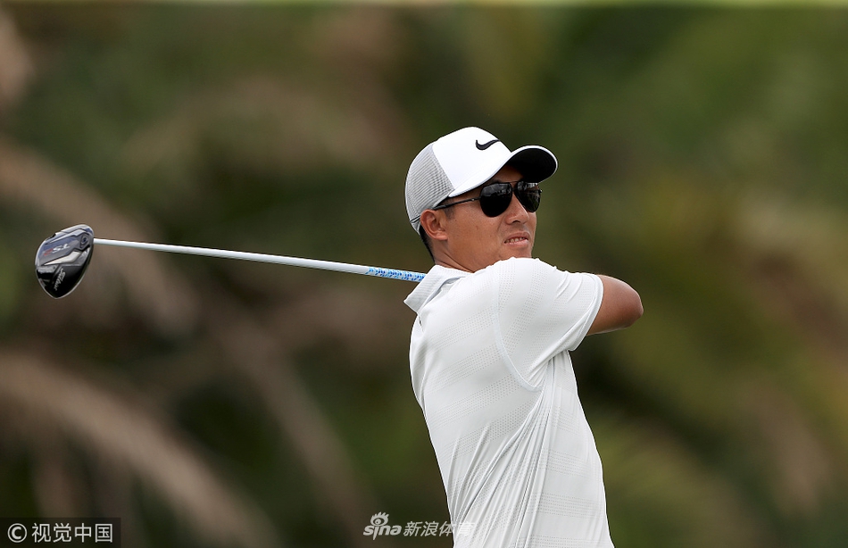 里奇-福勒身着标志性橙色战袍，在练习果岭上凝神推杆，专注的神情与鲜艳的色彩构成生动画面。