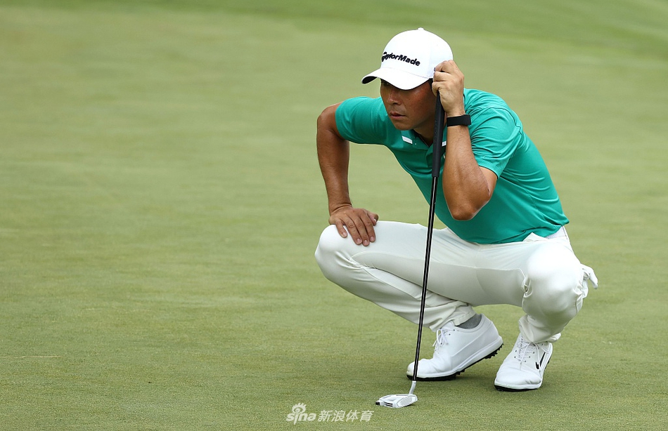 里奇·福勒在球道上优雅完成上杆动作，身姿舒展，尽管首轮遭遇果岭惊魂但仍保持竞争力