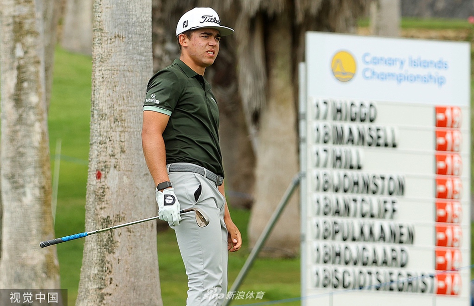 夺冠后,希格高举冠军奖杯,在夕阳余晖与观众掌声中绽放灿烂笑容。