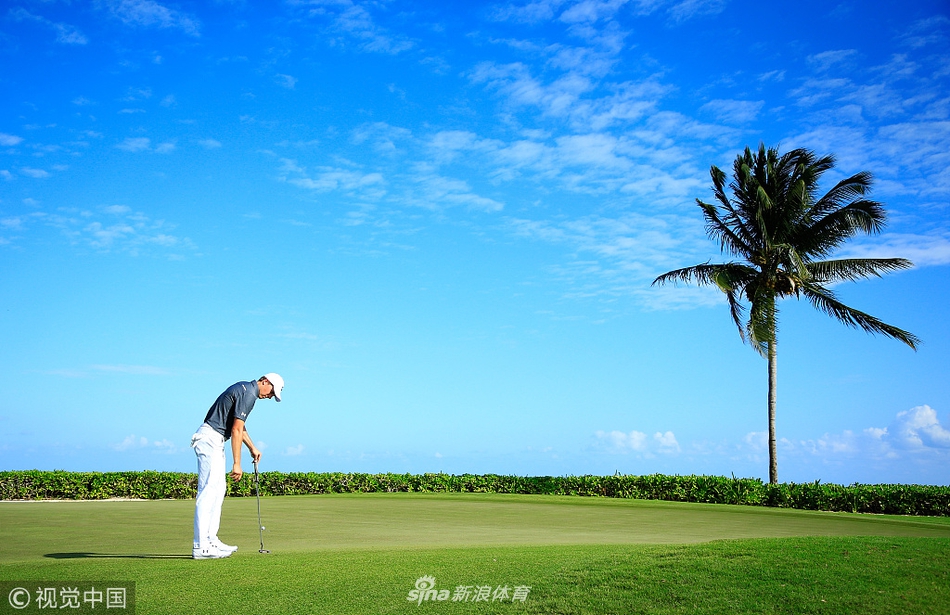 乔丹·斯皮思在果岭上俯身观察推杆线路，表情专注，但随后的推杆却擦着洞杯边缘滑过，错失小鸟机会。