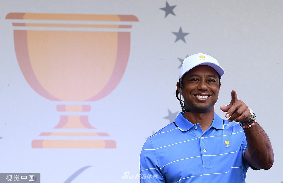 美国队三位核心成员聆听提问的瞬间,赞德·谢奥菲勒侧耳倾听,贾斯汀·托马斯目光炯炯,老虎伍兹则气定神闲,构成一幅充满故事感的团队肖像。