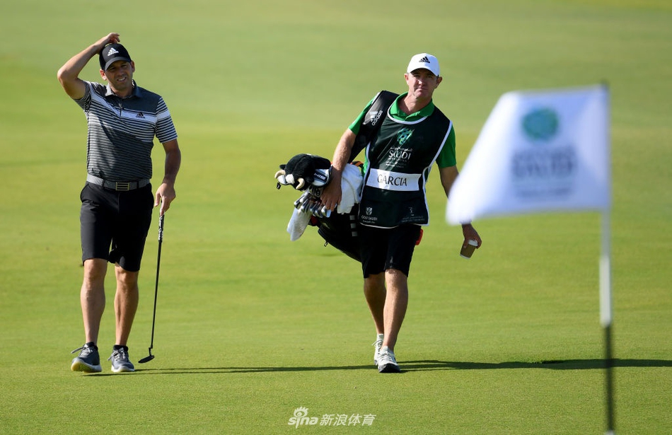 夕阳余晖中，球员独自在空旷练习场挥杆，勾勒出孤勇者的剪影