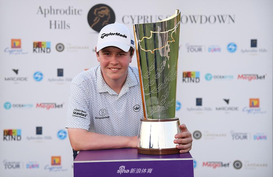 麦金泰尔在关键的第17洞三杆洞，开球后小球划过湛蓝的地中海天际，直指果岭。