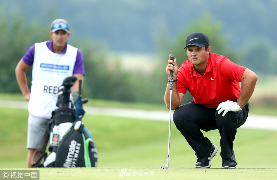 帕特里克·瑞德在球道中半蹲，目光如炬地审视果岭地形与旗杆位置，正在计算最佳进攻路线。