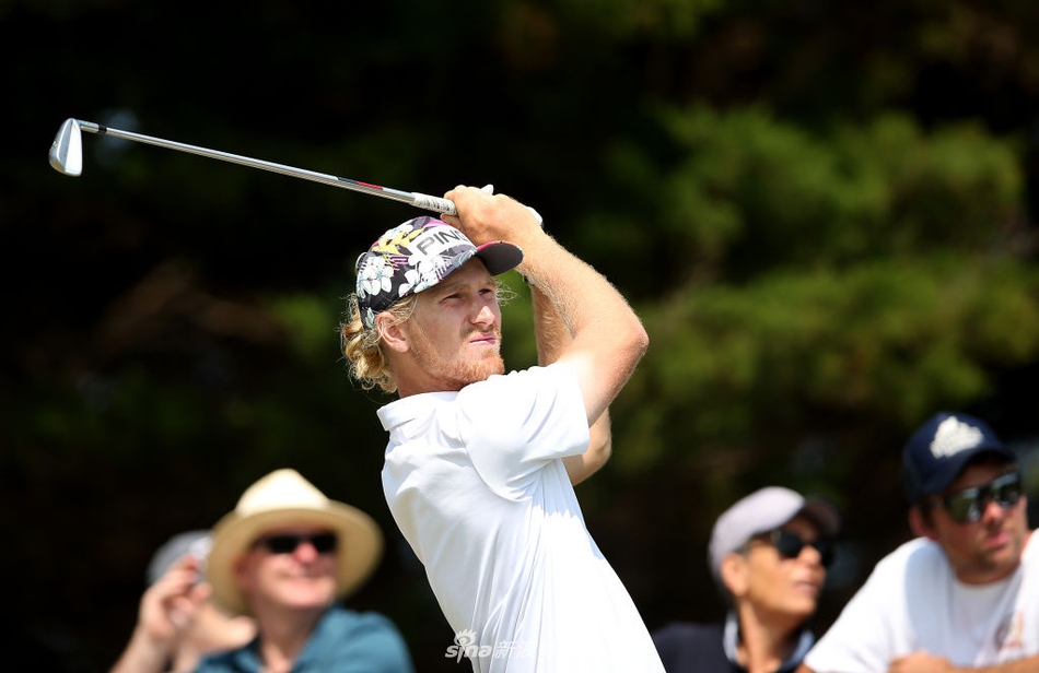 李旻宇完成一记漂亮的挥杆后，在呼啸的海风中驻足凝望白色小球飞向远方的果岭。