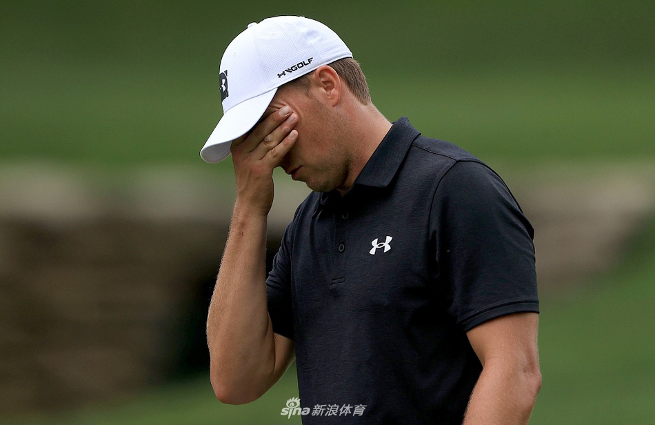 乔丹·斯皮思在长草中观察球位思考策略，面对挑战他正努力寻找最佳击球方案