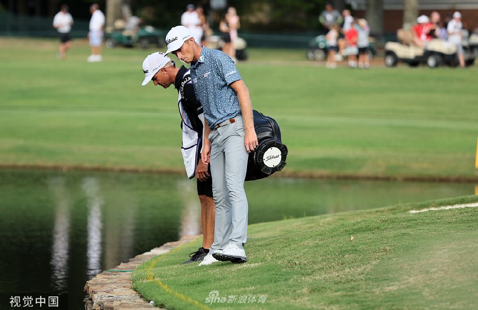 夺冠瞬间，扎拉托尔斯激动地与球童相拥，两人脸上灿烂的笑容感染了现场每一位观众，成为了当天最温情的画面。