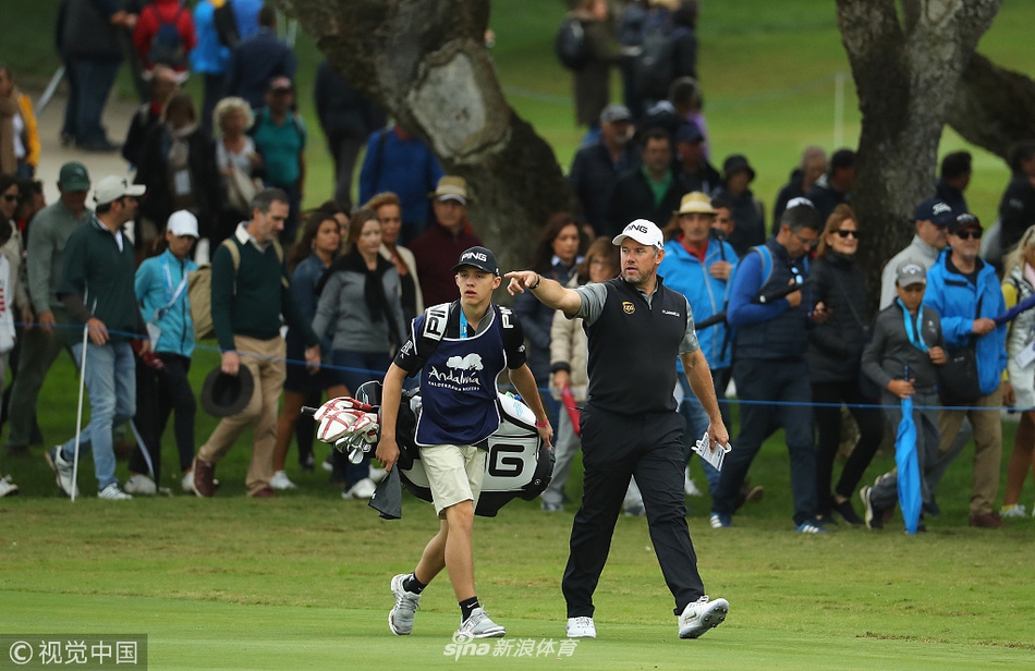 李·维斯特伍德蹲下身，与儿子平视交流，眼中流淌着毫无保留的宠爱与自豪，赛场硬汉瞬间化为慈父。