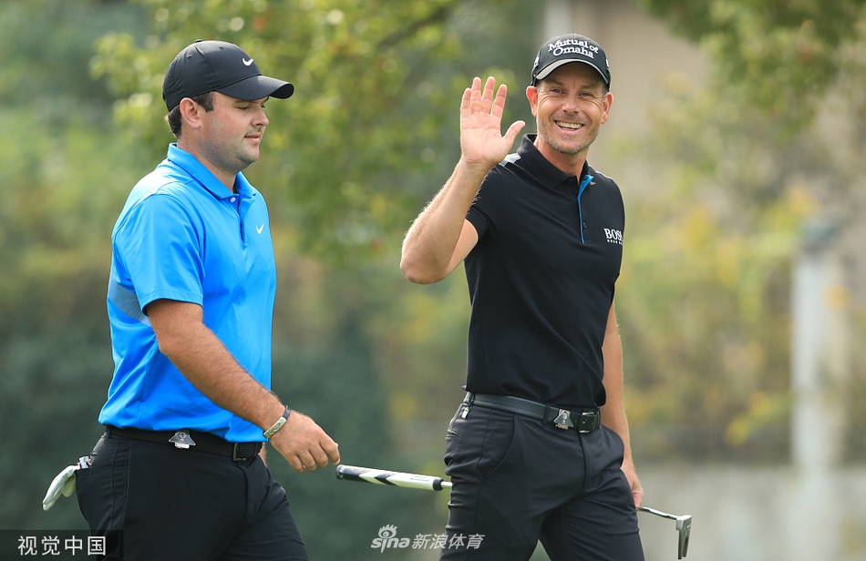 麦克罗伊挥杆瞬间的全力一击,身体扭转充满力量,阳光勾勒出完美的挥杆轨迹。