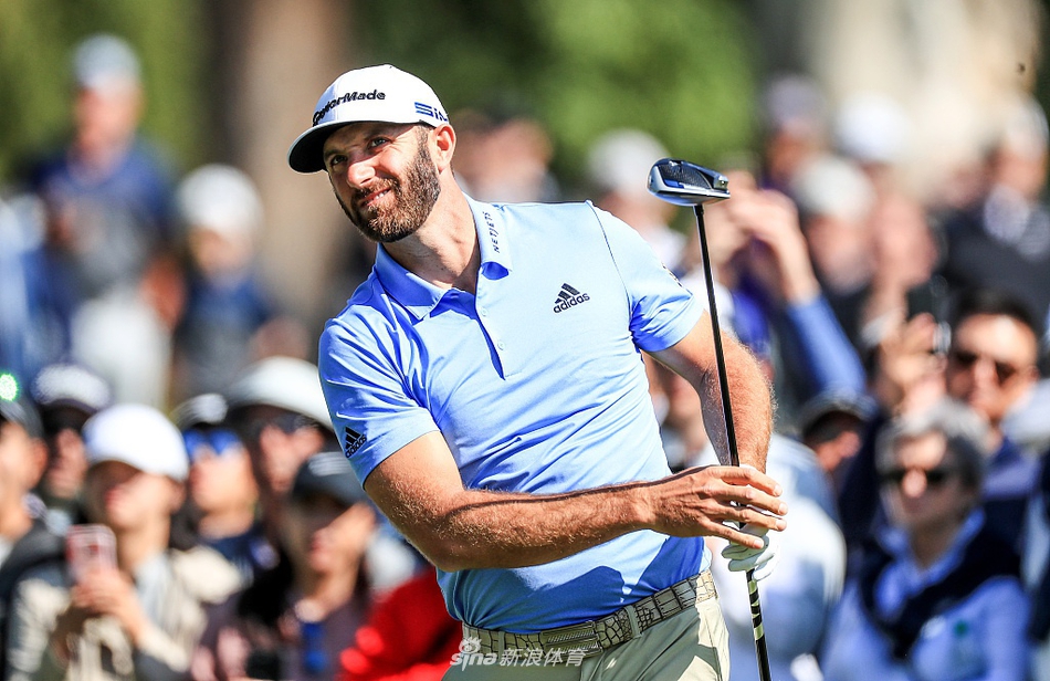 罗里·麦克罗伊大力开球,肌肉线条尽显,世界第一正全力冲击领先位置