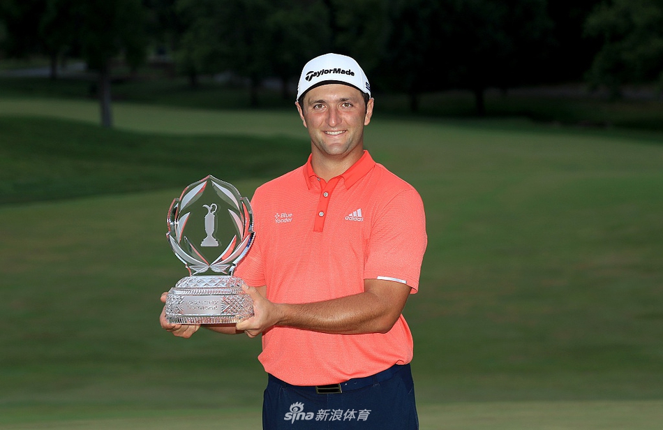 胜利的果实：拉姆双手高高举起晶莹剔透的冠军奖杯，阳光洒在他的脸上，他闭眼沉浸在巨大的喜悦和如释重负之中，周围是模糊的绿色赛场和欢呼的观众。