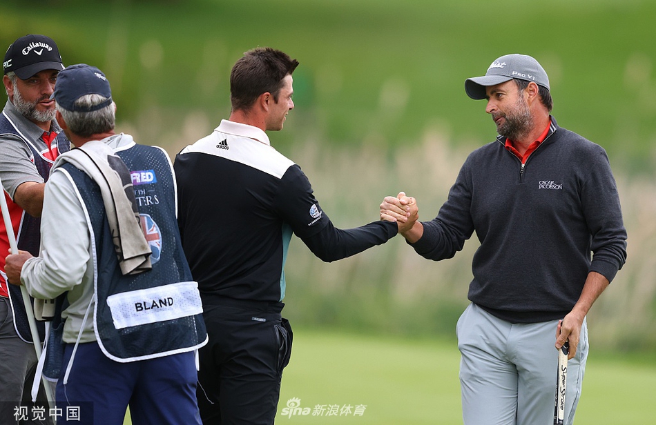 丹尼·威利特将沉甸甸的冠军奖杯递给布兰德，两位英格兰球手相视而笑，场面温馨。