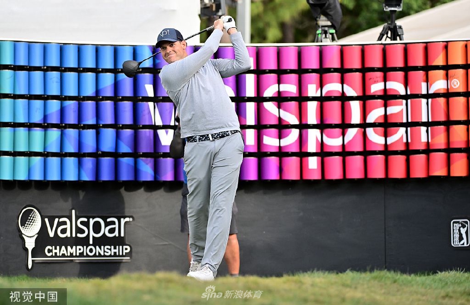 夕阳下，泰勒·摩尔手持冠军奖杯与家人温馨合影，定格职业生涯最幸福的瞬间