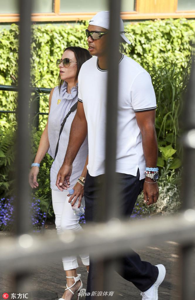 伍兹在万千球迷的簇拥下走向18洞果岭,人潮涌动,场面如同凯旋巡游。