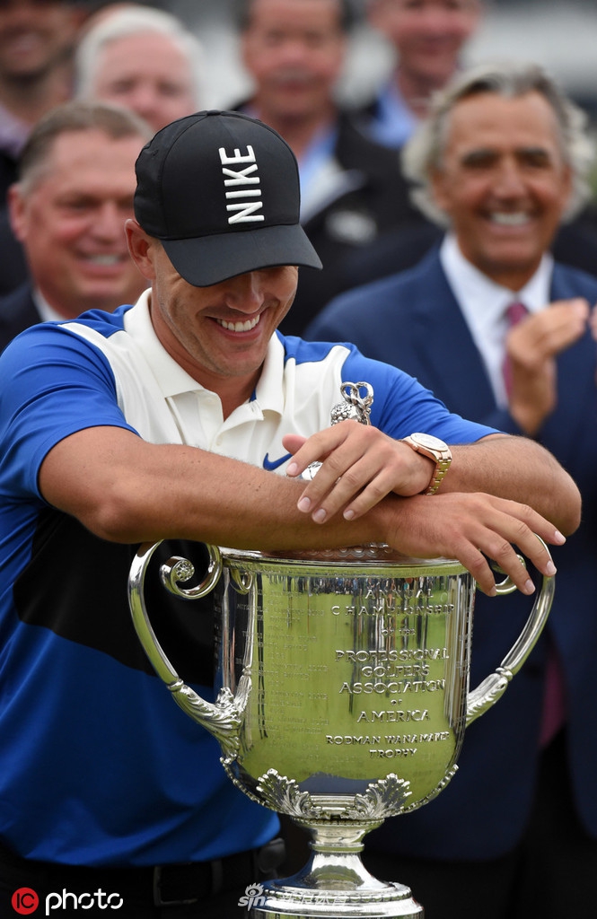 金色瓦纳梅克奖杯特写，精致的雕刻与温润的光泽诉说着超过百年的高尔夫历史与荣耀。