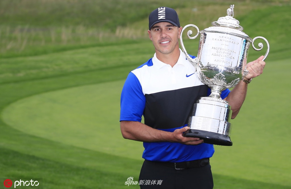 达斯汀·约翰逊在关键洞挥杆追击，其专注的神情预示了决赛轮中段的激烈反扑。