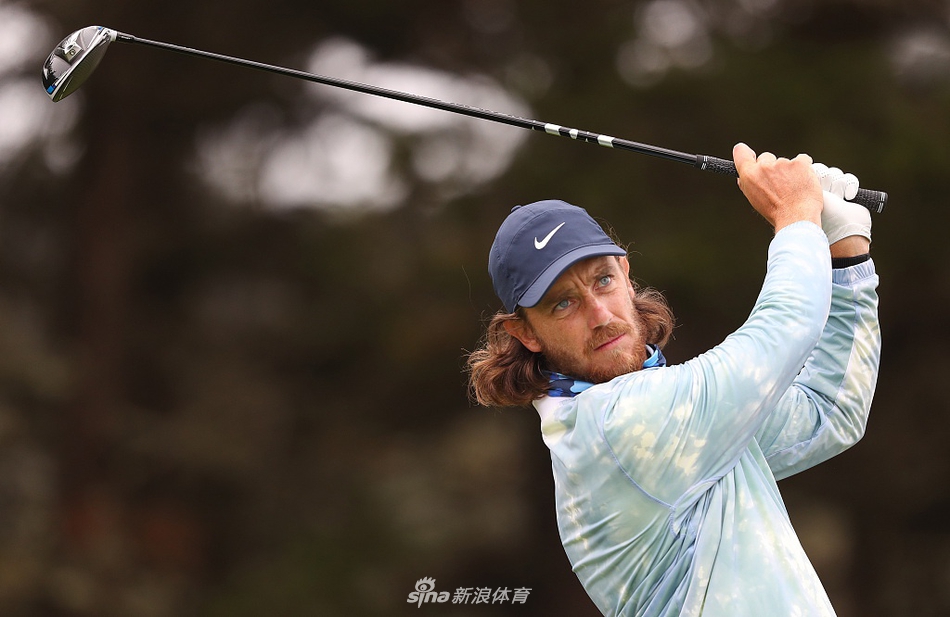 斯皮思与教练在练习场边深入探讨技术动作，寻求突破之道