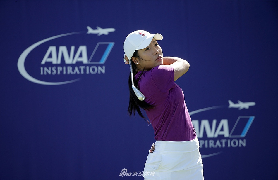 中国女子高尔夫新生代球员在赛场边聆听指导，神情认真充满求知的渴望