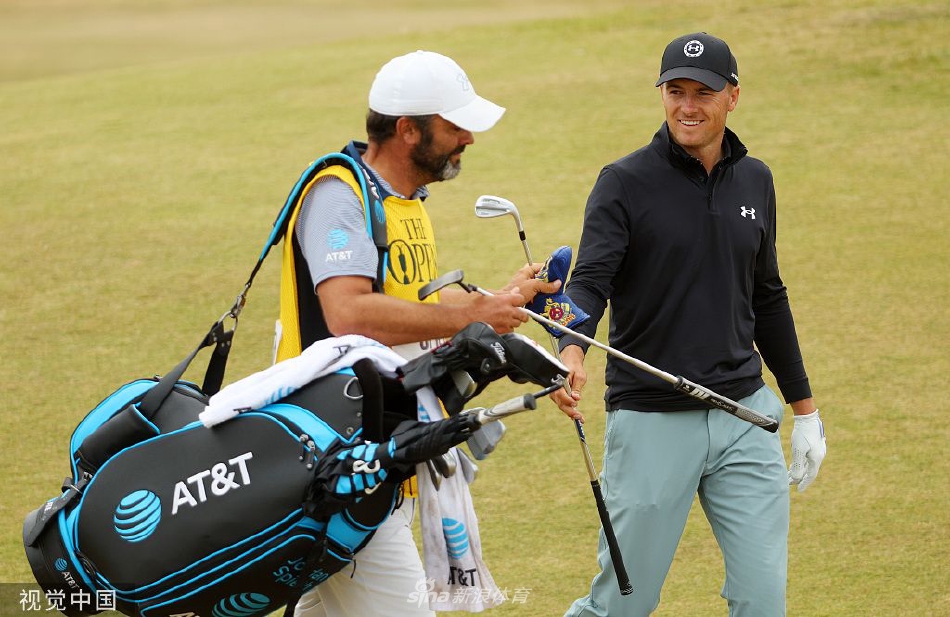 冠军颁奖时刻，金色葡萄酒壶在聚光灯下熠熠生辉，与史密斯灿烂笑容相得益彰