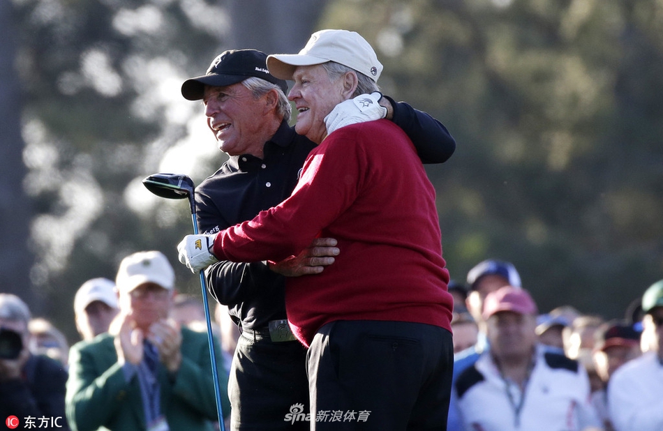 两位传奇在开球仪式后紧紧拥抱,笑容与泪光交织,画面充满了感人至深的力量。