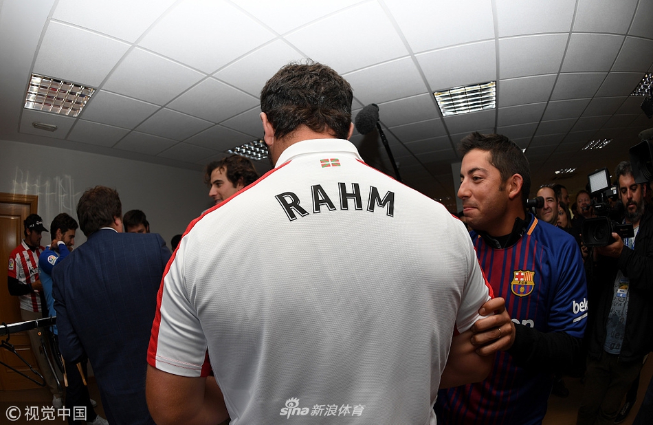 赛事练习日，拉姆与众多球星在发球台旁聚首，愉快交谈，背景是典型的西班牙地中海式球场风光。