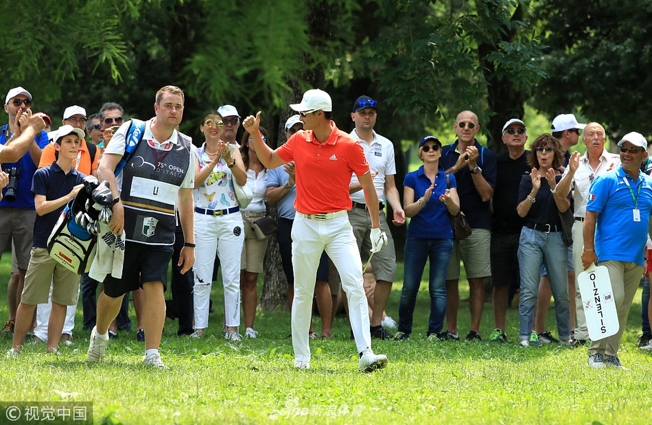 意大利本土名将弗朗西斯科·莫里纳利在观众的热情注视下，沉着果断地推击，他的每一次精彩表现都引发现场阵阵欢呼。