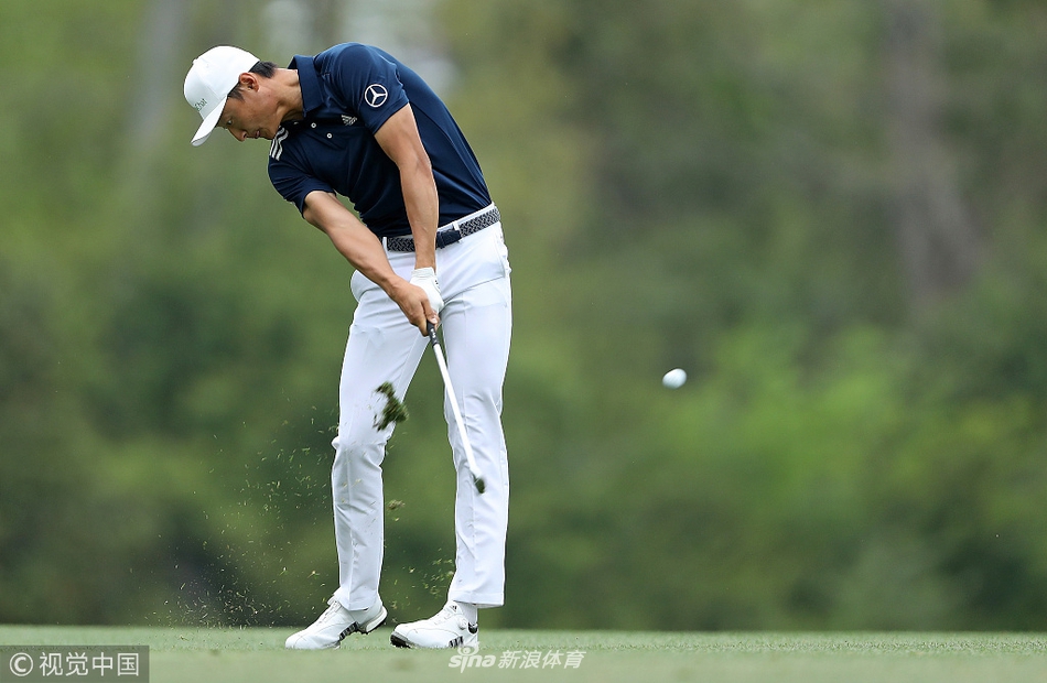 在奥古斯塔葱郁的球道上，李昊桐全力挥杆击球的瞬间，身体力量完美释放，杆头与小球精准碰撞。