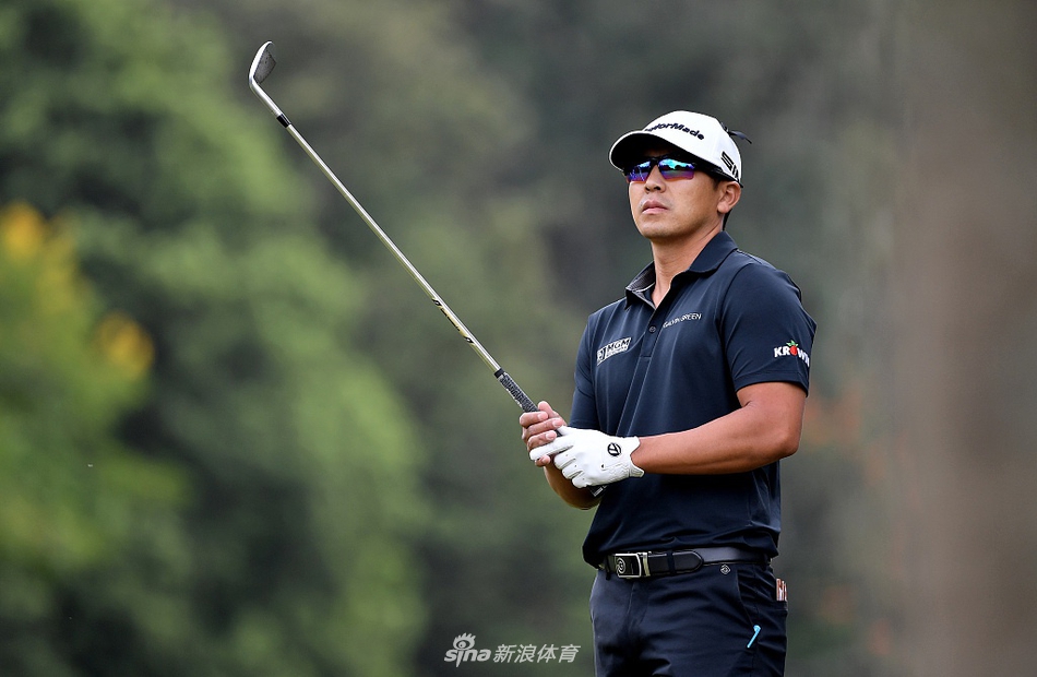 哈丁与球童在比赛中密切交流，共同研究击球策略，展现了团队合作的重要性。