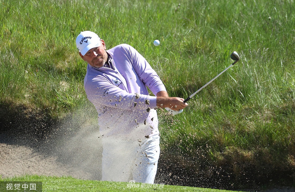 亚历山大·比约克大力开球，身姿舒展充满力量