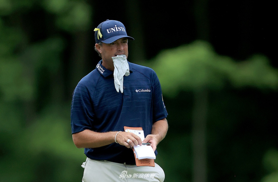 专注时刻：一位球员（非拉姆）在锦标赛中全神贯注地推杆，他的帽檐下目光如炬，球杆、手套与小白球构成了一幅静谧而充满张力的画面，诠释着高尔夫运动的精髓。