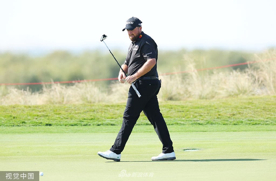 佩雷兹在夺冠后喜极而泣,用手掩面,释放累积的压力与情感。