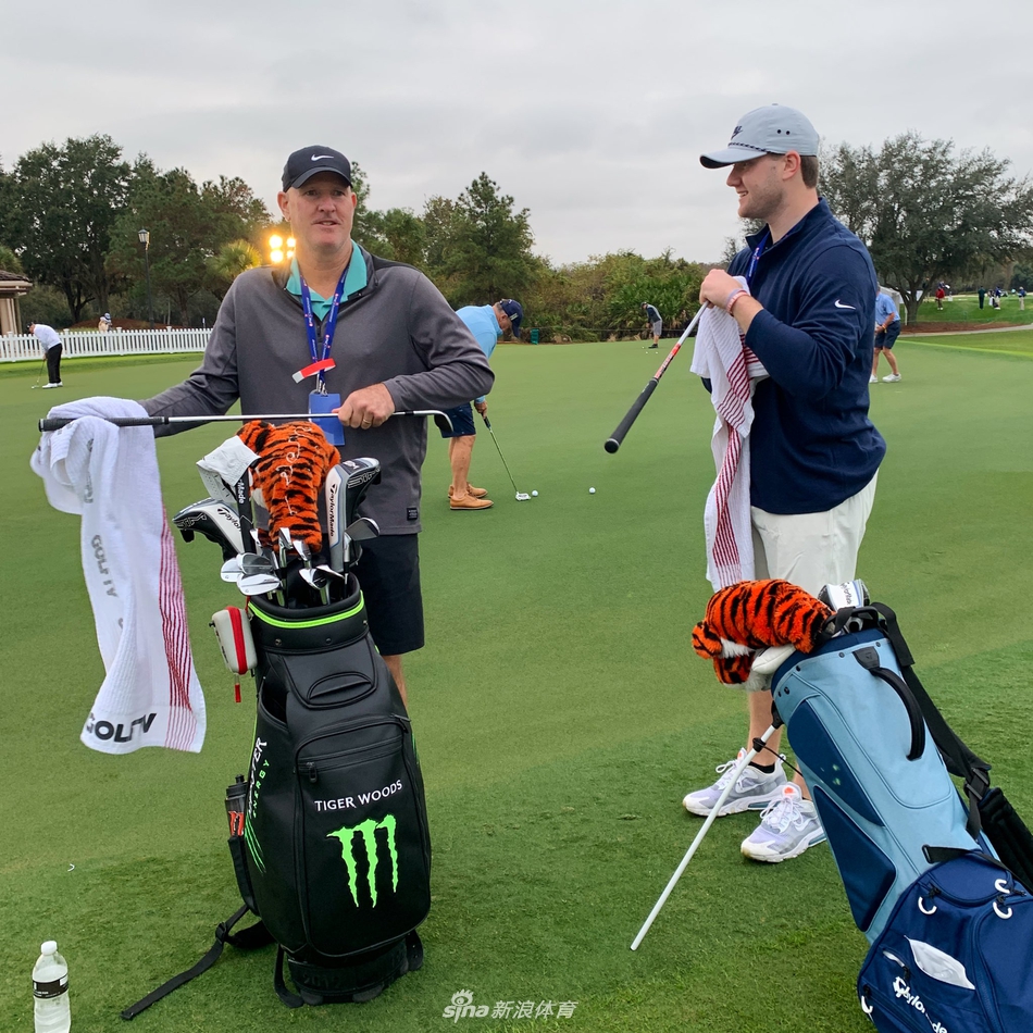 练习场上，查理·伍兹流畅地完成一次全挥杆，阳光勾勒出他充满潜力的年轻身影。