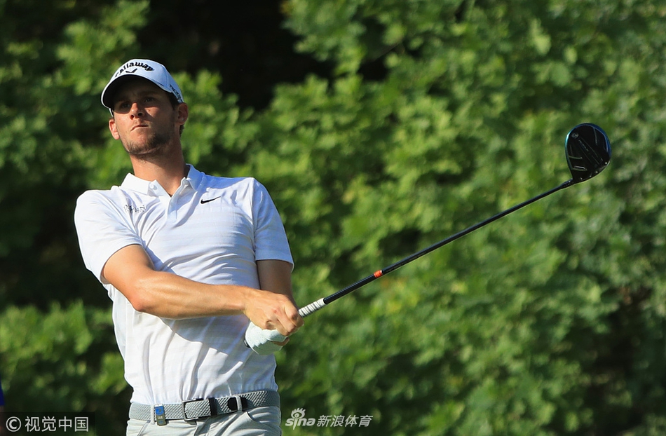 托马斯·皮特斯在球道上稳健挥杆,阳光洒在修长的身影上