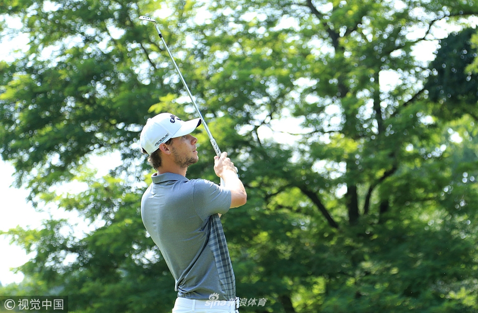 李昊桐在成功完成一记高难度沙坑救球后，脸上露出如释重负的灿烂笑容，并向镜头竖起大拇指，展现其自信乐观的比赛态度。