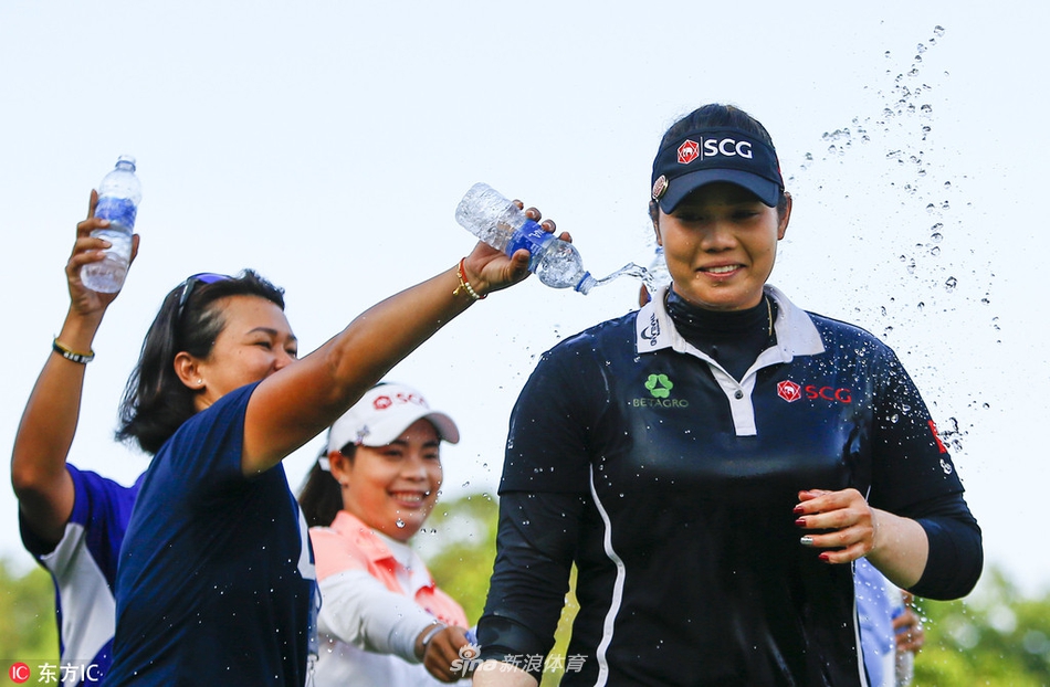 魏圣美在果岭上仔细阅读推杆线路,神情冷静,准备做出关键一击