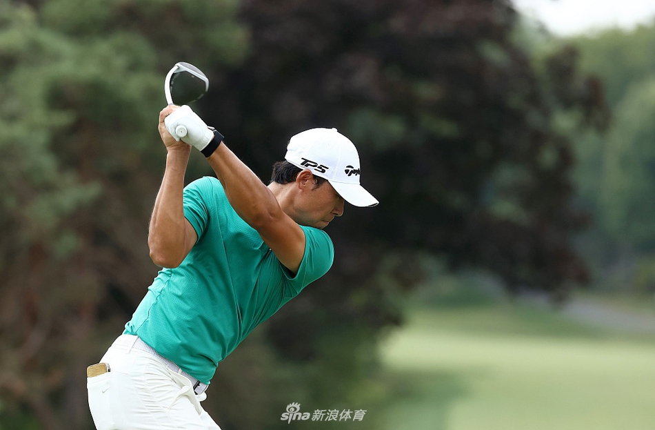 菲尔·米克尔森在沙坑中救球，表情专注，首轮过山车般的表现让他的晋级之路充满悬念