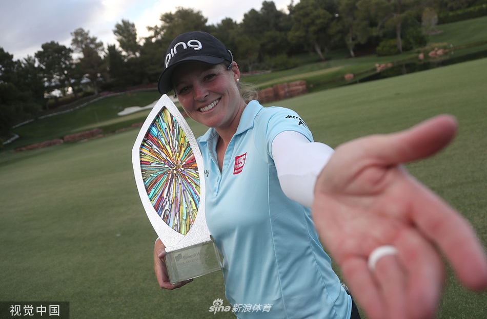 冯珊珊在球场沙坑中专注救球，扬起的沙粒仿佛是她不懈奋斗的见证。