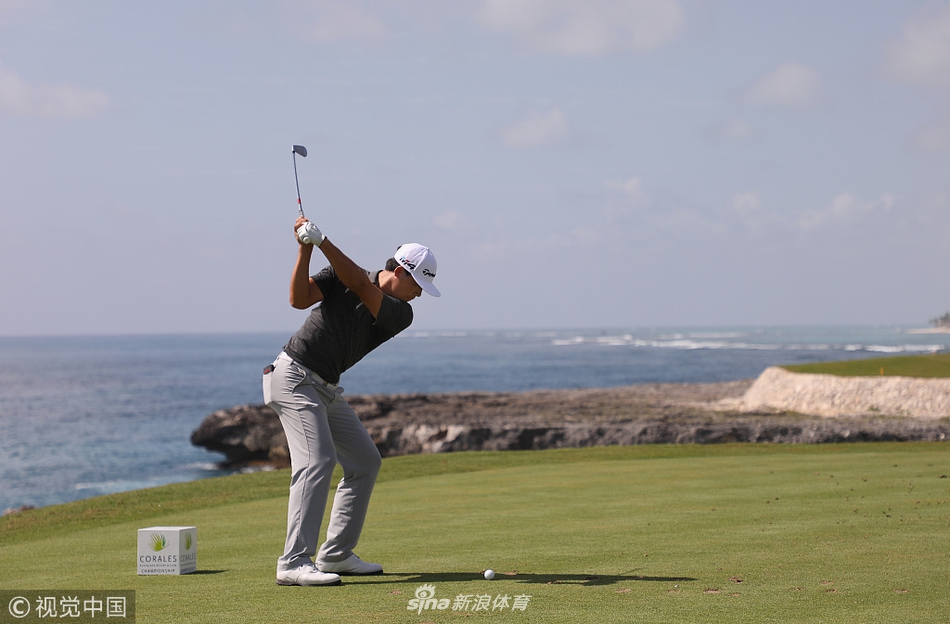 张新军完成标准流畅的上杆动作，身体扭转积蓄力量如拉满的弓弦